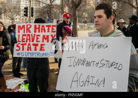 Saint Louis, Missouri, USA. Mar 11, 2016. Assembler les manifestants à l'extérieur de la Donald Trump manifestation tenue au Peabody Opera House à Saint Louis, MO. © Michael Weaver/ZUMA/Alamy Fil Live News Banque D'Images