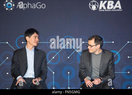 Lee Se-Demis Hassabis et dol, Mar 12, 2016 Corée du Sud : Rendez-maître Lee Se-dol (L) et demis Hassabis, PDG de l'entreprise Google DeepMind AlphaGo assister à une conférence de presse après le troisième match de la Google DeepMind Défi à Séoul, Corée du Sud. Lee a battu le dimanche AlphaGo, l'intelligence artificielle (IA) du programme faite par Google DeepMind, pour la première fois à la quatrième match pendant l'humain spécial contre l'ordinateur et le go-round 5 Go est maintenant 3-1 en date du 14 mars 2016, les médias locaux ont rapporté. © Lee Jae-Won/AFLO/Alamy Live News Banque D'Images