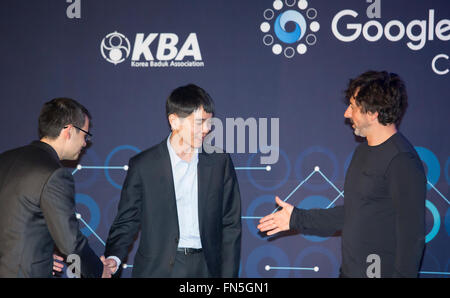 Lee Se-dol, Demis Hassabis et Sergey Brin, Mar 12, 2016 Corée du Sud : Rendez-maître Lee Se-dol (C), Demis Hassabis (L), chef de la direction de l'entreprise Google DeepMind AlphaGo et Sergey Brin, Google co-fondateur saluent après le troisième match de la Google DeepMind Défi lors d'une conférence de presse à Séoul, Corée du Sud. Lee a battu le dimanche AlphaGo, l'intelligence artificielle (IA) du programme faite par Google DeepMind, pour la première fois à la quatrième match pendant l'humain spécial contre l'ordinateur et le go-round 5 Go est maintenant 3-1 en date du 14 mars 2016, rapport des médias locaux Banque D'Images