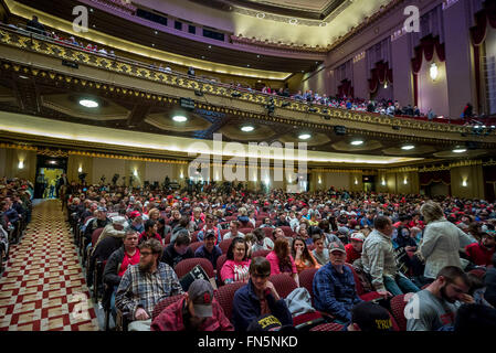 Saint Louis, Missouri, USA. Mar 11, 2016. Donald Trump partisans remplis le Peabody Opera House à Saint Louis, MO. © Michael Weaver/ZUMA/Alamy Fil Live News Banque D'Images