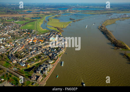 Vue aérienne, avec vue sur le Rhin à Rees, avec hypothèse paroissiale catholique dans le centre-ville de Rees, Rees, Rhin, expédition Banque D'Images