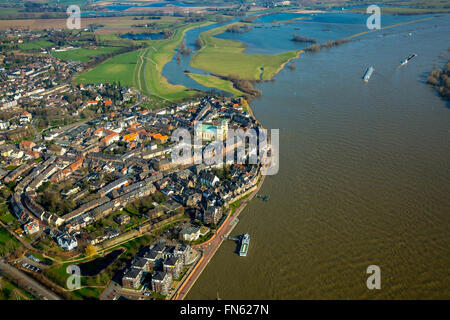 Vue aérienne, avec vue sur le Rhin à Rees, avec hypothèse paroissiale catholique dans le centre-ville de Rees, Rees, Rhin, expédition Banque D'Images