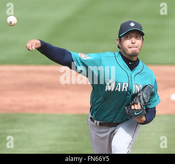 Scottsdale, Arizona, USA. Mar 11, 2016. Hisashi Iwakuma (Navigateurs) MLB : Hisashi Iwakuma des Seattle Mariners emplacements au cours d'un match de base-ball d'entraînement de printemps contre les Giants de San Francisco au stade Scottsdale à Scottsdale, Arizona, United States . © AFLO/Alamy Live News Banque D'Images