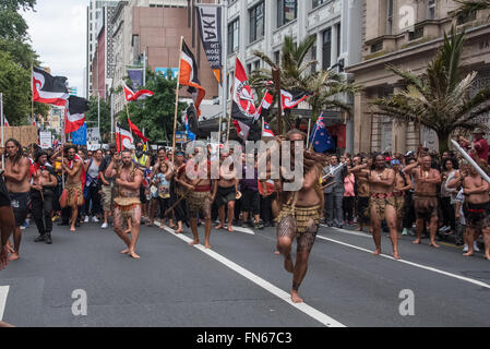 AUCKLAND, Nouvelle-zélande - 4 février, 2016 Auckland Central a été mis à l'arrêt avec des milliers de manifestants anti -TPPA Banque D'Images