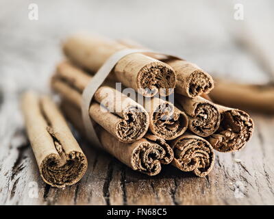 Les bâtons de cannelle sur la table en bois. Close up. Banque D'Images