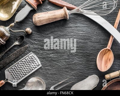 Des ustensiles de cuisine sur l'arrière-plan de graphite. Banque D'Images