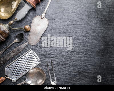 Des ustensiles de cuisine sur l'arrière-plan de graphite. Banque D'Images