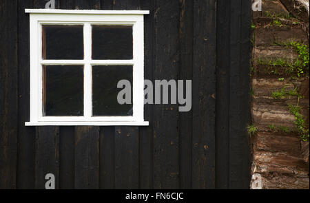 Façade traditionnelle en bois noir islandais avec fenêtre Banque D'Images