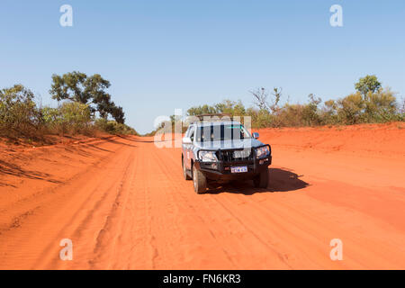 4X4 sur route de terre rouge ondulé à Cape Leveque, péninsule Dampier, région de Kimberley, en Australie occidentale, WA, Australia Banque D'Images