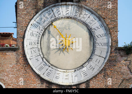 Ancienne horloge 24 heures sur l'église de San Giacomo di Rialto sur St James Square à Venise, Italie Banque D'Images