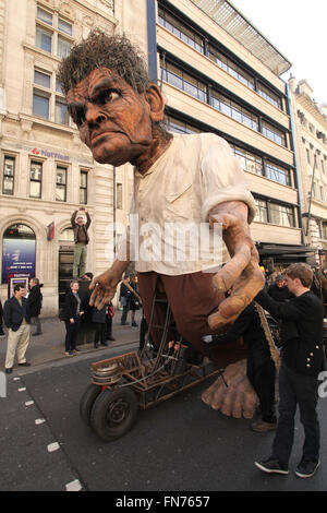 Un géant du célèbre conte de fées irlandais au St Patrick Day Parade à Londres. Banque D'Images