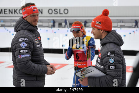 Oslo, Norvège. Mar 13, 2016. Gabriela Soukalova (centre) de la République tchèque avant le championnat du monde de Biathlon IBU, le Women's 12,5km départ groupé à la concurrence Holmenkollen Ski Arena, Oslo, le 13 mars 2016. Photo de gauche et droite Rybar Ondrej coach coach Zdenek Vitek. © Tibor Alfoldi/CTK Photo/Alamy Live News Banque D'Images