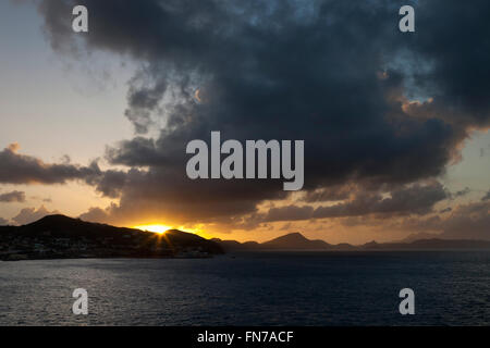 Lever de soleil sur St Kitts et Nevis dans les Caraïbes Banque D'Images