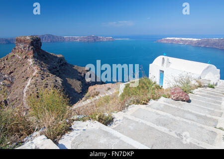 Santorin - l'apparence de typiquement petite église Agios Ioannis Katiforis à Imerovigli et le château de Skyros. Banque D'Images