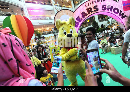 Bangkok, Thaïlande. 14Th Mar, 2016. Une poupée ours interagit avec les visiteurs au cours de l'ours célébrité Show à un centre commercial à Bangkok, Thaïlande, 14 mars 2016. Ours Celebrity Show, une exposition présentant une collection d'images d'ours de renommée mondiale, n'est tenu à Bangkok du 11 au 20 mars. © Sageamsak Rachen/Xinhua/Alamy Live News Banque D'Images