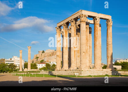 Athènes - l'Olympieion à matin le crépuscule et l'Acropole, dans l'arrière-plan Banque D'Images