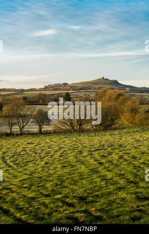 Jusqu'à la chapelle et à une colline près de Brentor dans le Dartmoor, en mode portrait. Banque D'Images