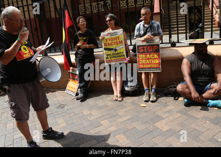 ISJA Sydney NSW se sont rassemblées devant le Parlement en solidarité avec la famille de la justice pour Dhu Julieka Dhu et les décès en détention. Banque D'Images