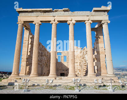 Athènes - l'Erechtheion sur Acropole en lumière du matin. Banque D'Images