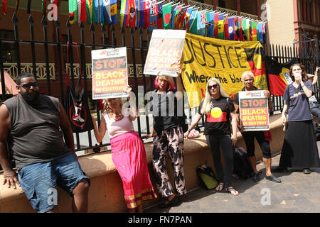 ISJA Sydney NSW se sont rassemblées devant le Parlement en solidarité avec la famille de la justice pour Dhu Julieka Dhu et les décès en détention. Banque D'Images