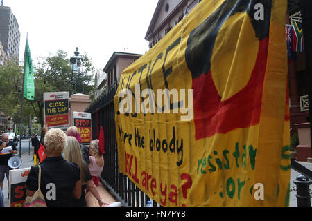 ISJA Sydney NSW se sont rassemblées devant le Parlement en solidarité avec la famille de la justice pour Dhu Julieka Dhu et les décès en détention. Banque D'Images