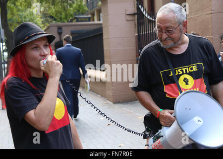 ISJA Sydney NSW se sont rassemblées devant le Parlement en solidarité avec la famille de la justice pour Dhu Julieka Dhu et les décès en détention. Banque D'Images