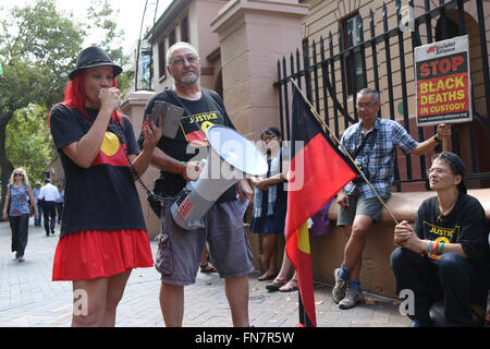 ISJA Sydney NSW se sont rassemblées devant le Parlement en solidarité avec la famille de la justice pour Dhu Julieka Dhu et les décès en détention. Banque D'Images