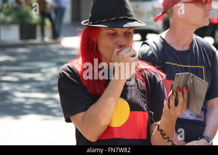 ISJA Sydney NSW se sont rassemblées devant le Parlement en solidarité avec la famille de la justice pour Dhu Julieka Dhu et les décès en détention. Banque D'Images