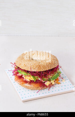 Bagel avec du saumon et des oeufs Banque D'Images