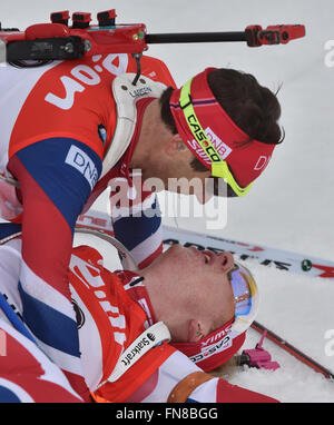 Ole Einar Bjoerndalen de la Norvège félicite le biathlète Johannes Thingnes Boe (ci-dessous) de la Norvège a remporté le concours 15km départ groupé aux Championnats du monde de biathlon, dans l'Arène de ski de Holmenkollen, Oslo, Norvège, 13 mars 2016. Photo : Hendrik Schmidt/dpa Banque D'Images