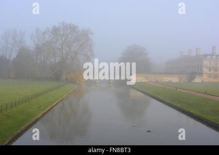 Brume matinale sur la rivière Cam à vers Clare Bridge et Clare College, Université de Cambridge, Angleterre Banque D'Images