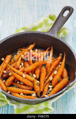 Carottes rôties dans le moule Banque D'Images