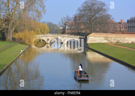 Promenades en barque sur la rivière Cam, le long du dos vers Clare Bridge et Clare College, Université de Cambridge, en Angleterre. Banque D'Images