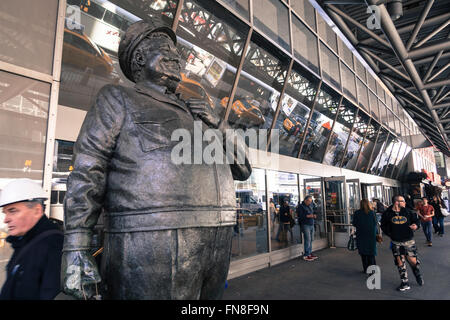 Ralph Kramden Statue, Port Authority Bus Terminal, NYC Banque D'Images