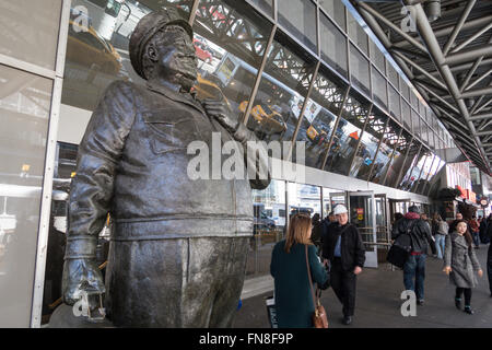 Ralph Kramden Statue, Port Authority Bus Terminal, NYC Banque D'Images