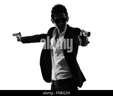 Un homme armé d'Asie en silhouette tueur isolé sur fond blanc Banque D'Images