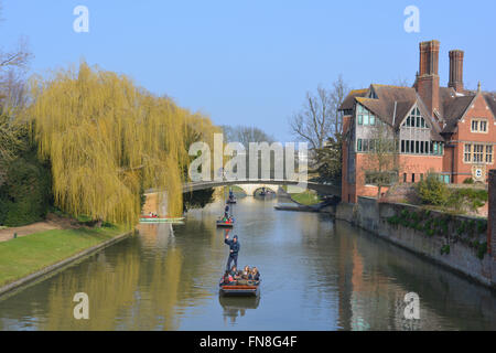 Promenades en barque sur la rivière Cam, regard vers Trinity Hall College et le Jerwood Library sur la droite. Université de Cambridge, Royaume-Uni Banque D'Images