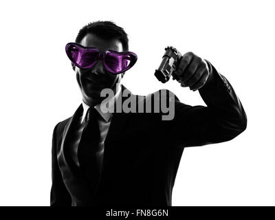 Un homme d'affaires de race blanche avec des lunettes en forme de coeur visant en silhouette sur fond blanc Banque D'Images