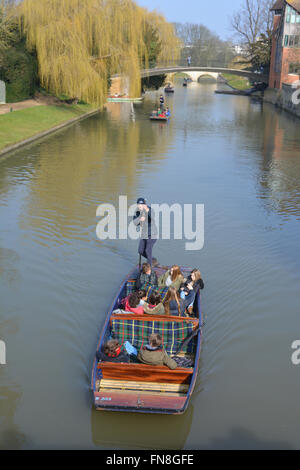 Promenades en barque sur la rivière Cam, regard vers Trinity Hall College & Jerwood Library de Clare Bridge, Université de Cambridge, Royaume-Uni Banque D'Images