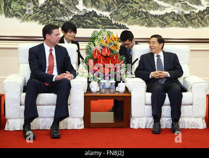 Beijing, Chine. 14Th Mar, 2016. Le Conseiller d'Etat chinois Guo Shengkun (R) rencontre avec le directeur du Federal Bureau of Investigation des États-Unis James Comey, à Beijing, capitale de Chine, le 14 mars 2016. © Ding Haitao/Xinhua/Alamy Live News Banque D'Images