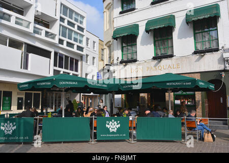 Don Pasquale Restaurant avec terrasse extérieure sur une chaude journée de printemps, Camridge, Angleterre Banque D'Images