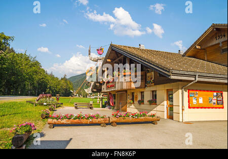 Office de Tourisme - Maison du Val d'Abondance où le visiteur découvre les traditions de la vallée d'Abondance . Banque D'Images