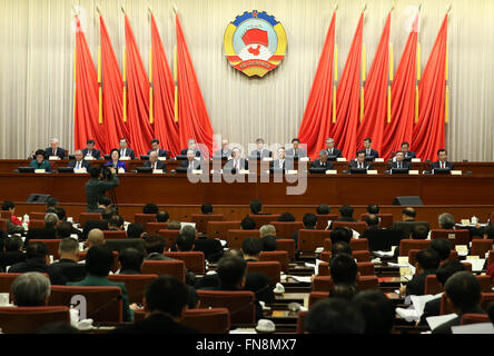 (160314) -- BEIJING, 14 mars 2016 (Xinhua) -- La 15e session du Comité permanent du 12e Comité National de la Conférence consultative politique du peuple chinois (CCPPC) est tenue à Beijing, capitale de Chine, le 14 mars 2016. Yu Zhengsheng, président du Comité National de la CCPPC, a présidé la réunion. (Xinhua/Pang Xinglei)(mcg) Banque D'Images