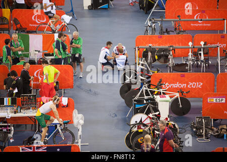 Jody Cundy durant son fameux célèbre explosion après jetant de l'eau bouteille,plancher,voir les marques des Jeux Paralympiques de Londres,2012,Angleterre,,Royaume-Uni. Banque D'Images