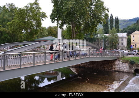 D'acier en arc pont sur la rivière Miljacka dans le quartier de la vieille ville de Sarajevo, Bosnie Herzégovine. Banque D'Images