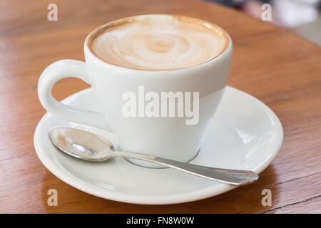 Tasse de café Latte Art sur le bureau en bois Banque D'Images