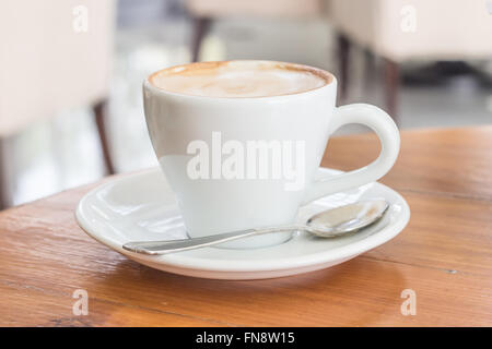 Tasse de café Latte Art sur le bureau en bois Banque D'Images