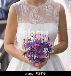 Bride holding bouquet de mariage Banque D'Images