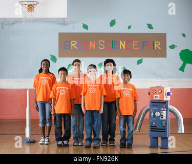 Les étudiants de la Science Club permanent, sous le signe de la science verte juste avec une fusée et un modèle robot constitué de tubes en acier Banque D'Images