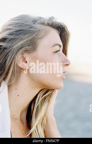 Une femme avec de longs cheveux blonds, de profil. Banque D'Images